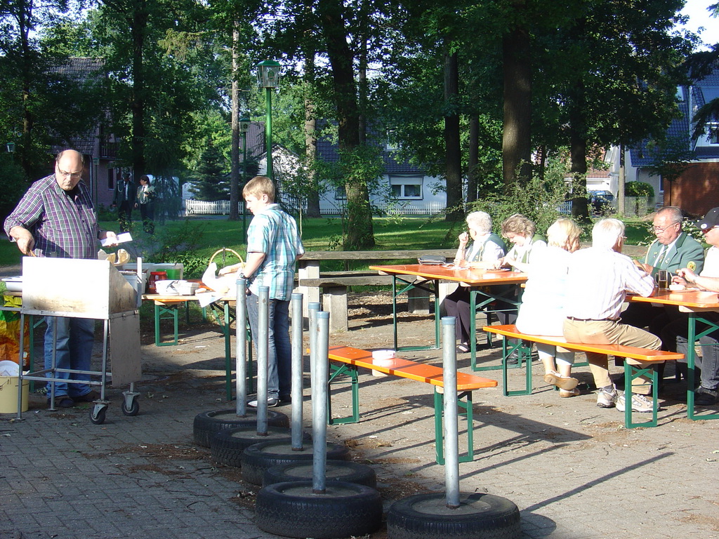 Schützenfestwirt Manfred Koch hat lecker für uns gegrillt.